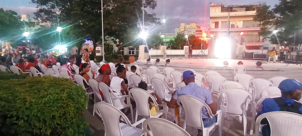 Milena44506605's tweet photo. En Plaza de Marte minutos antes de comenzar la vigilia por el 7mo aniversario del deceso de nuestro comandante en Jefe Fidel Castro Ruz, donde, además, se efectuará un acto político-cultural.
#PorSiempreFidel #SantiagodeCuba https://t.co/7bAY0otcU9
