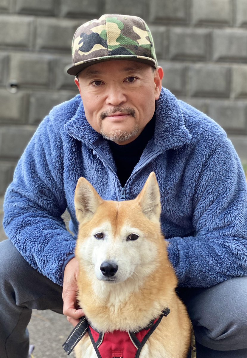 おはようございます😃曇り空、霧雨🌧️降ってます。気温7℃寒いです。家人と3匹で出たのでセルフでなくツーショット撮ってもらいました♫「……写真とかイイから帰りましょうよ父」と明らかに迷惑気な表情のロンさんでした。可愛い😍
#ロンさん
