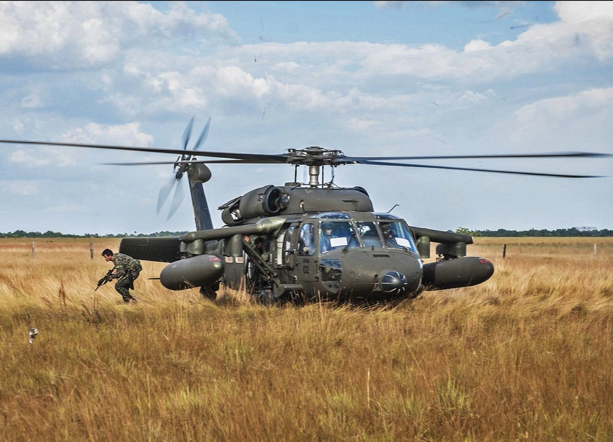 gliciofonseca's tweet photo. Helicóptero UH-60 #BlackHawk da #AviaçãodoExército🚁🇧🇷 que possui 4 unidades do modelo todos sediados no #4BAvEx em Manaus (AM). Na imagem aparece a aeronave EB 3002 com tanques externo de combustível que aumenta o seu alcance
@exercitooficial #CAvEx @cma_exercito https://t.co/y1Rf9lAFMi