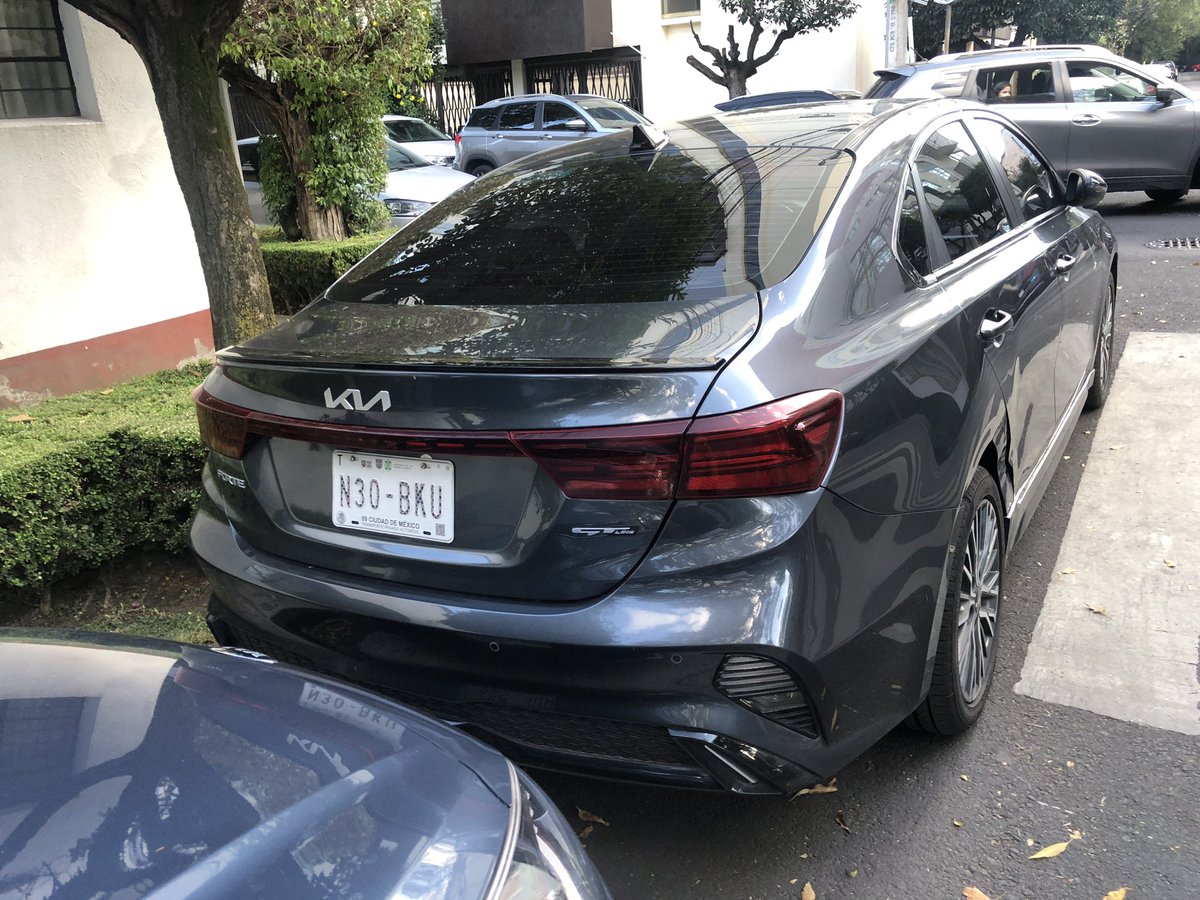 mcampst's tweet photo. @UCS_GCDMX ¿podrían mandar un Grua por favor para quitar a este infeliz, que se estaciona en El Paso peatonal y obstruyendo rampa de discapacitados? Guti Cardenas esquina con Ricardo Castro, Guadalupe inn https://t.co/XnEigttXd0