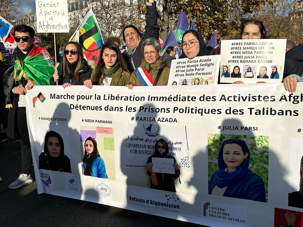 UAfghanes's tweet photo. Aujourd'hui on était toutes et tous réunis pour exiger la libération de #ParisaAzada et de toutes les combattantes afghanes pour l'égalité. Merci à @reza_jafarit , pour ce magnifique cortège et pour sa détermination. https://t.co/iNmxLcxzav