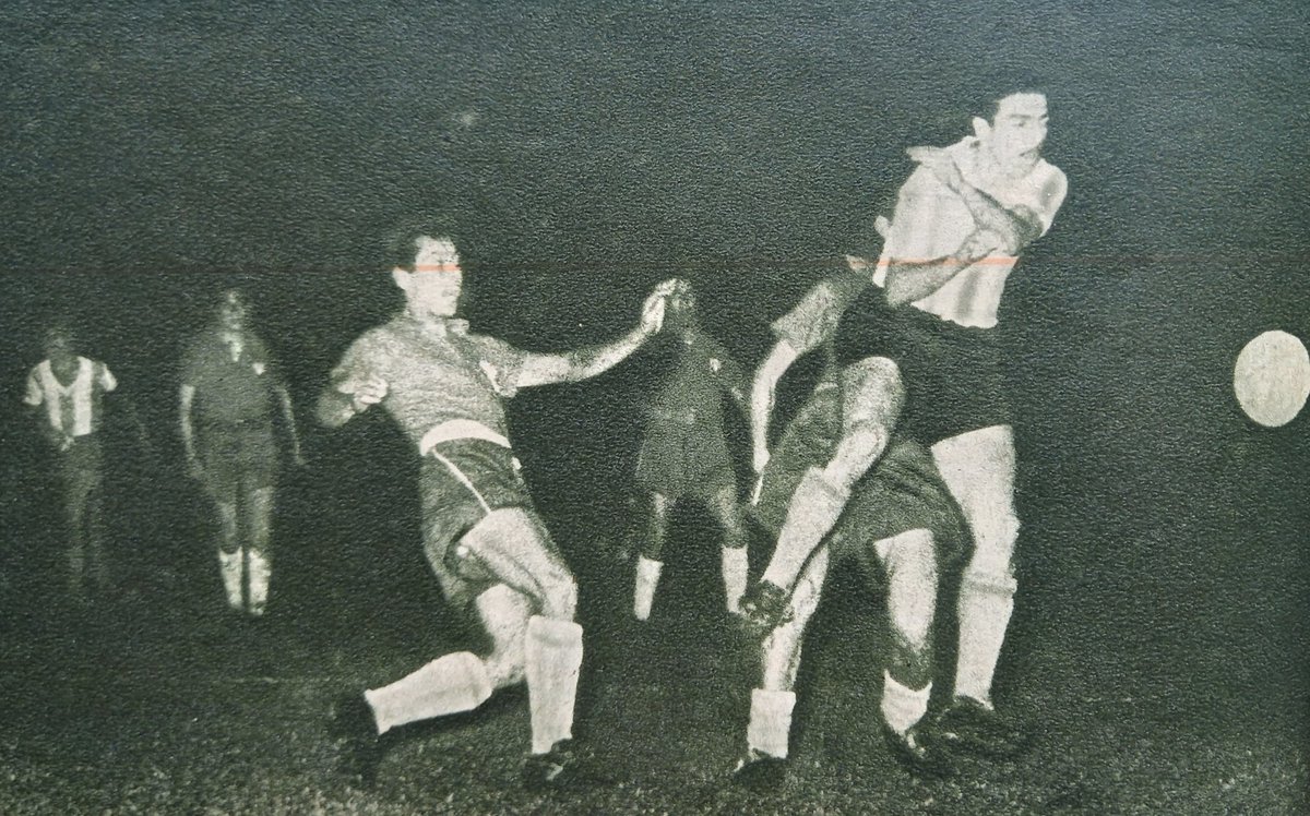 vintagefutboluy's tweet image. Angel Labruna con todo frente a un jugador chileno. Partido final, triunfo y 10ma Copa América para Argentina venciendo en suelo chileno 🇦🇷1-0🇨🇱 Verano de 1955 #argentina🇦🇷 #futbolargentino #labruna #futbol #football #copaamerica #america #futbolretro #retrofootball #vintage