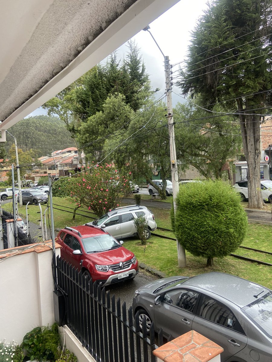 SuspiZ's tweet photo. @SupermaxiEcu donde están sus supuestos 800 parqueaderos para wayra plaza ! @emov_ep @czamoramatute es prioritario controlen esta situación no podemos entrar a nuestro domicilio la situación del tránsito es insoportable!!!! @EcuavisaInforma ayúdennos a defender nuestro espacio https://t.co/mCqKMv9A3K