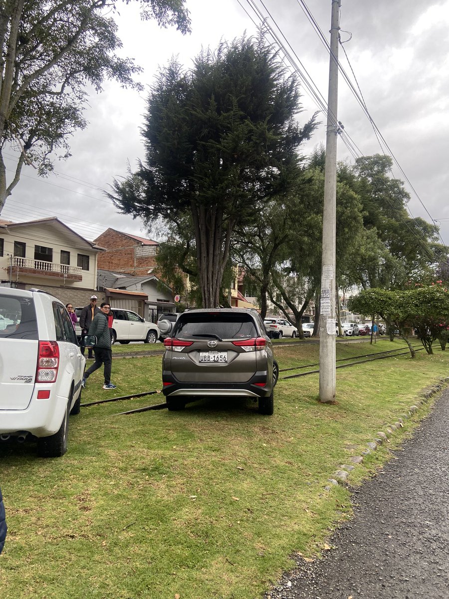 SuspiZ's tweet photo. @SupermaxiEcu donde están sus supuestos 800 parqueaderos para wayra plaza ! @emov_ep @czamoramatute es prioritario controlen esta situación no podemos entrar a nuestro domicilio la situación del tránsito es insoportable!!!! @EcuavisaInforma ayúdennos a defender nuestro espacio https://t.co/mCqKMv9A3K