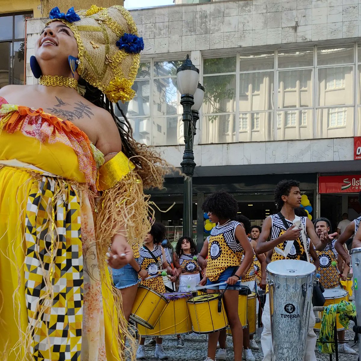 gabrielhamilko's tweet image. Hoje foi ao ar um daqueles materiais que a gente se orgulha de colocar na televisão, participar, divulgar e aprender. Um Plug diferente e autoral sobre a Curitiba Afro. 
Quem quiser ver, está lá no GloboPlay e no site do Plug. Vale a pena.
.
.
#plugrpc #curitibaafro #curitiba