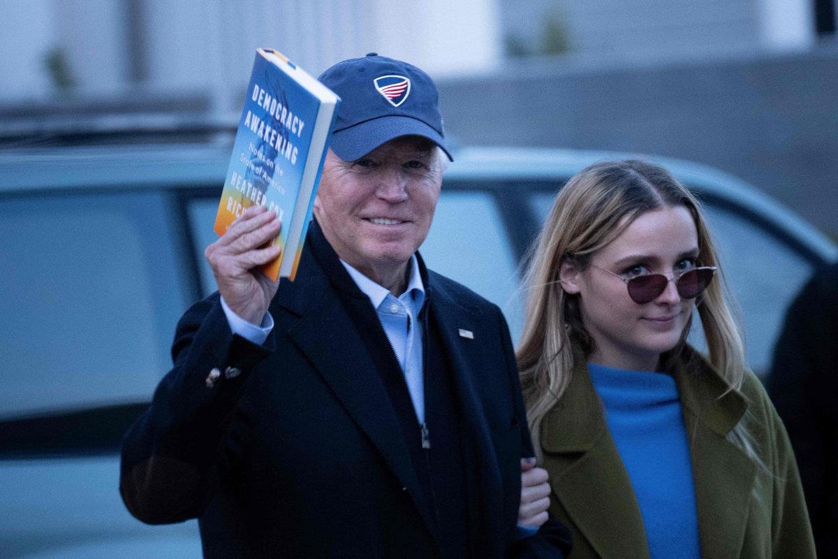 neverregret2500's tweet photo. I highly recommend reading the book President Biden is holding. Heather Cox Richardson never disappoints 💙#2024bluewave https://t.co/gJVUHTE4pQ