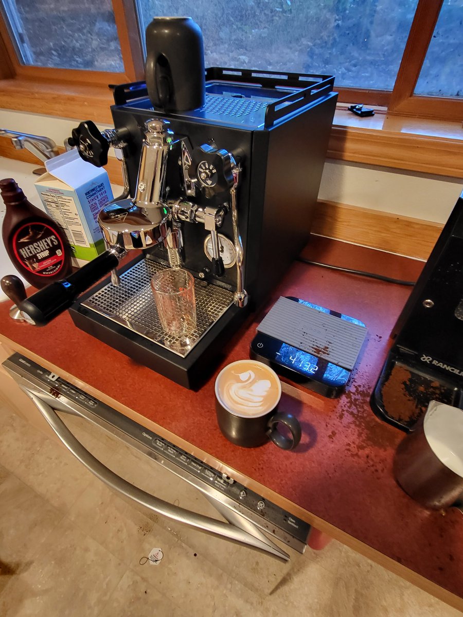 Diaho_Folf's tweet photo. Went out and bought a big boy espresso machine! Bery happy with the espresso and milk quality. The very first mocha goes to my snox <3 https://t.co/Mmw3klnKrB