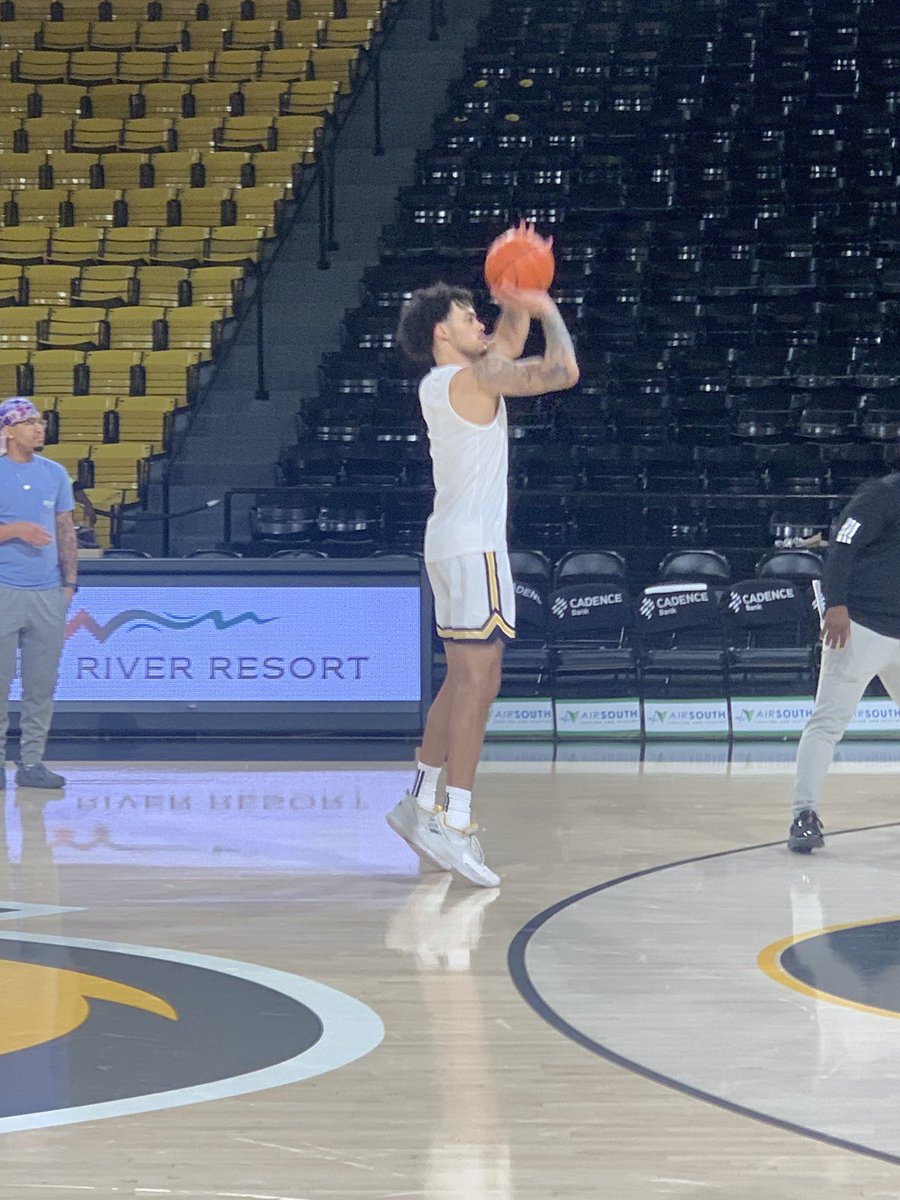 jaredwpierce's tweet photo. Last Wednesday, @SouthernMissMBB lost. Just seemed like everything went wrong. Well after the game @TheRealAC5 and @D_ono_van came back after fans left, grabbed basketballs and managers, and went to work! #Respect #gettingbetter 

Today’s win on the road was huge! Good job! https://t.co/tevleP3DAe