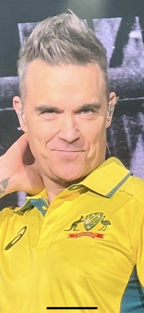 rwfanfest's tweet photo. There’s that famous half smirk @robbiewilliams 😏
Australia 🇦🇺🦘 please remember you need to send him home 🇬🇧🤣 #XXVTour 📸 Nads Col https://t.co/1NKmcoCOI2