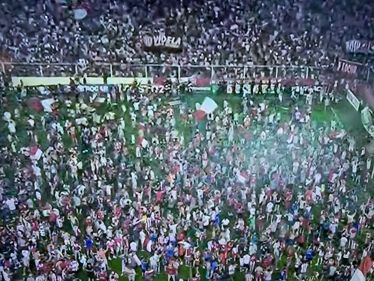 arevalo_martin's tweet photo. El descenso, en Argentina, para los hinchas es la peor de las tragedias. Es la palabra que jamás quieren pronunciar. El festejo de Unión tras el triunfo y la continuidad en la Primera. https://t.co/R6immeuFNb
