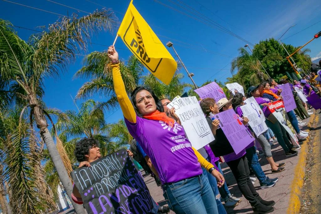 irenemontielglz's tweet photo. 25 de Noviembre #25N ¡ Porque vivas se las llevaron, vivas las queremos ! ¡No estás sola !
#MujeresDelSol #PRD PRD Estado de México
Omar Ortega Álvarez PRD La Paz Edomex @OOA_Oficial @omarortegaa_mx @PRDEstado https://t.co/98QfTmfNKZ