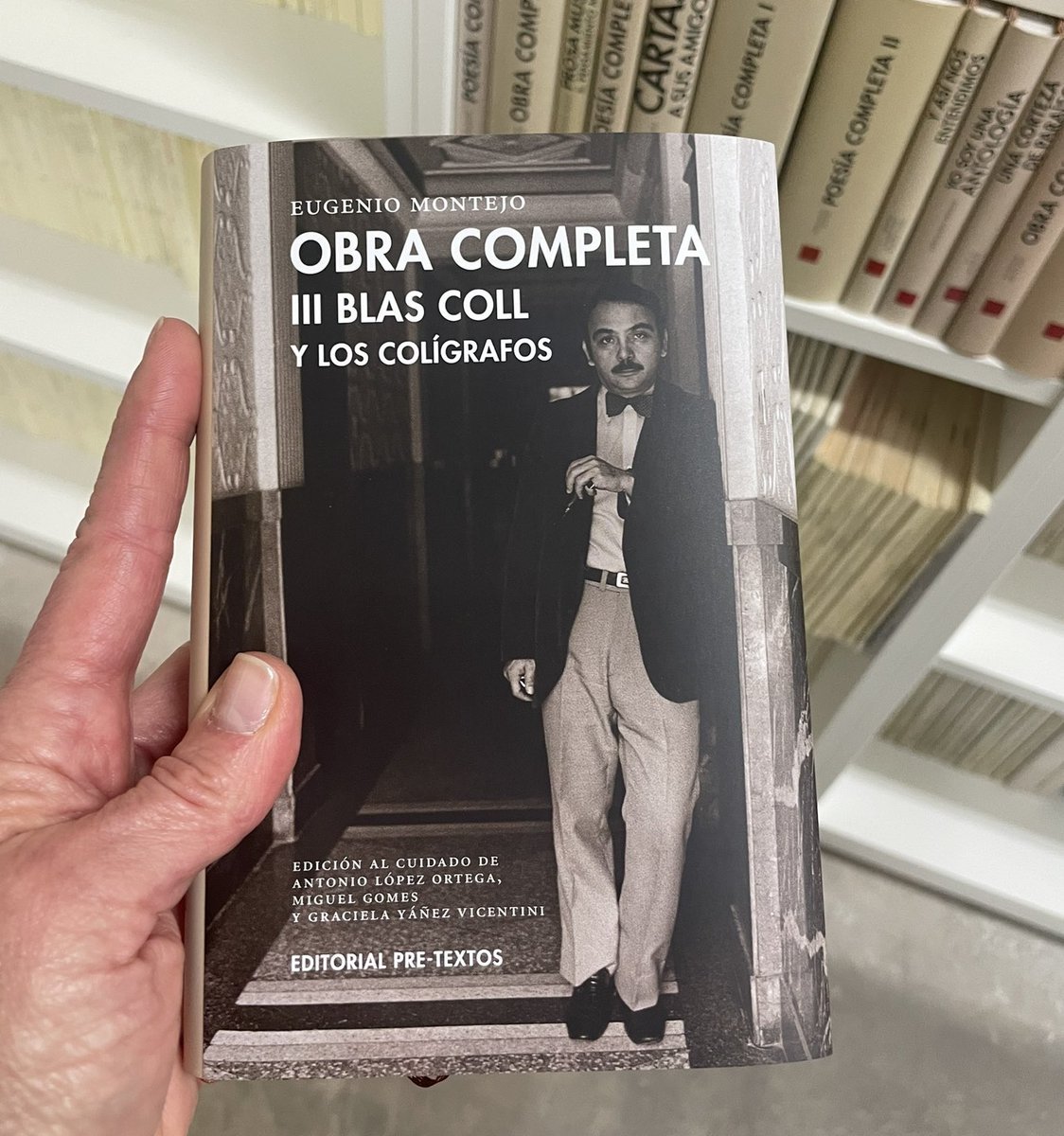 El III vol. de la OBRA COMPLETA de EUGENIO MONTEJO, dedicado a Blas Coll y los colígrafos, en manos de @manuel_borras_arana, el editor de @PreTextosLibros. Nosotros aquí, impacientes, esperando la llegada de ambos! Hurra #AymaraMontejo @ALopez_Ortega #MiguelGomes @vascoszinetar!!