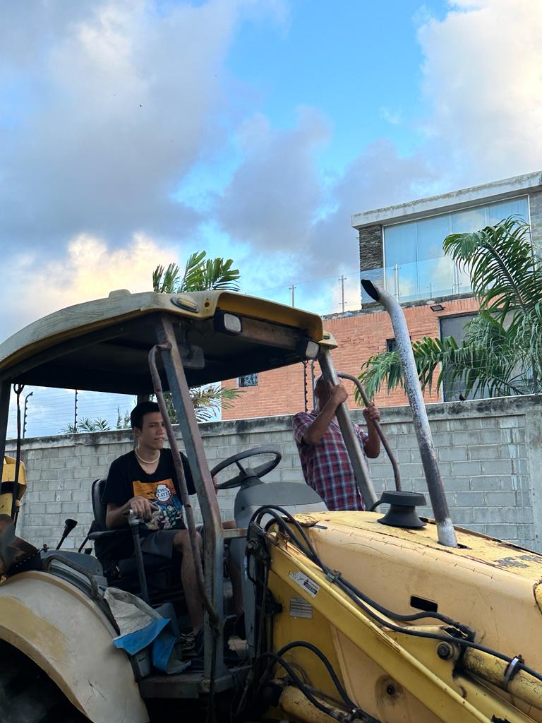 Alías aldilla y alías Chuchin captados manejando un tractor en busca de maleducadas