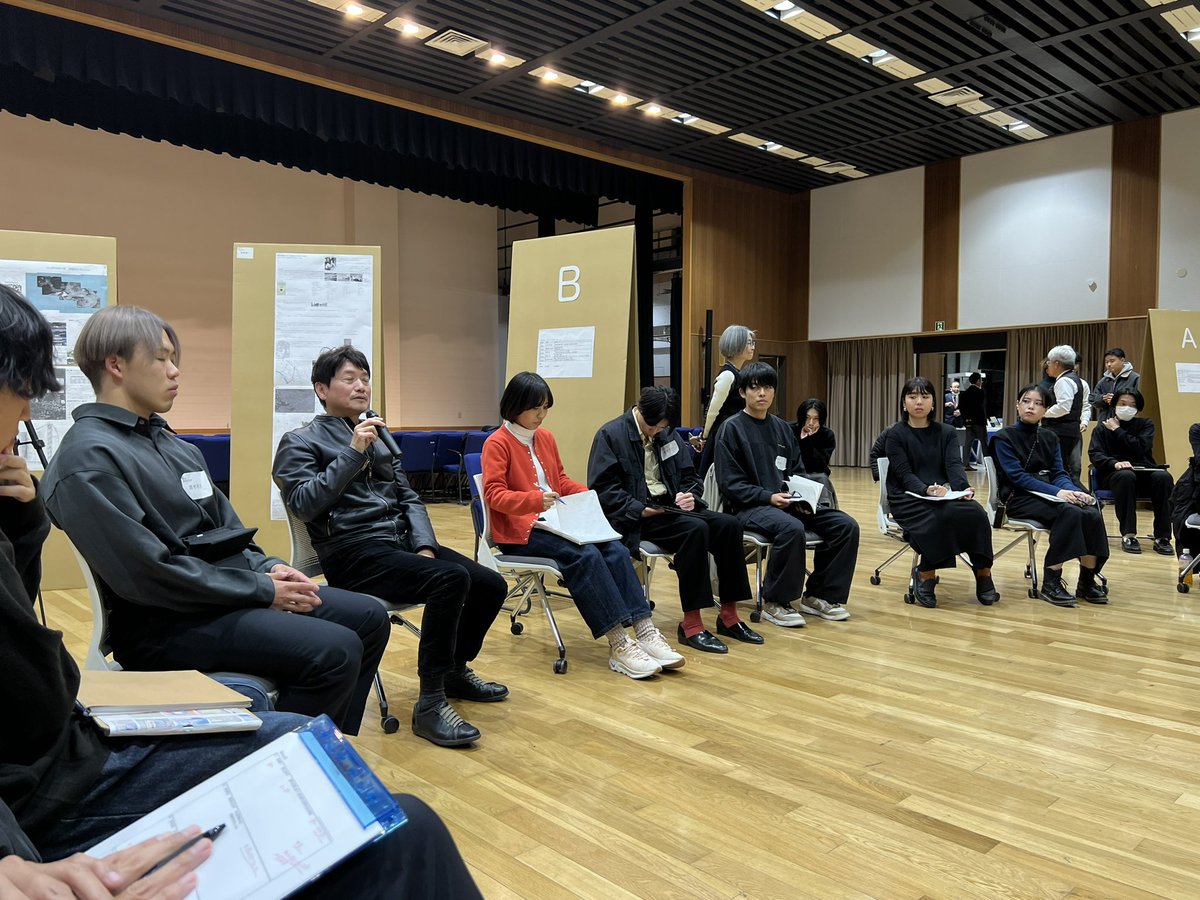 yonezawatakashi's tweet photo. 修士設計コンセプトマッチが名古屋工業大学で開催され、講師として参加させていただいた。
北は宮城県、南は福岡県から、15人の学生と7人の大学教員が集まり、修士設計を通して建築を論じ合う贅沢な会。
学生達の積極的なクロストークや各大学のスクールカラーなどもみてとれて、よい勉強になった。 https://t.co/EJKZ3XlpDC