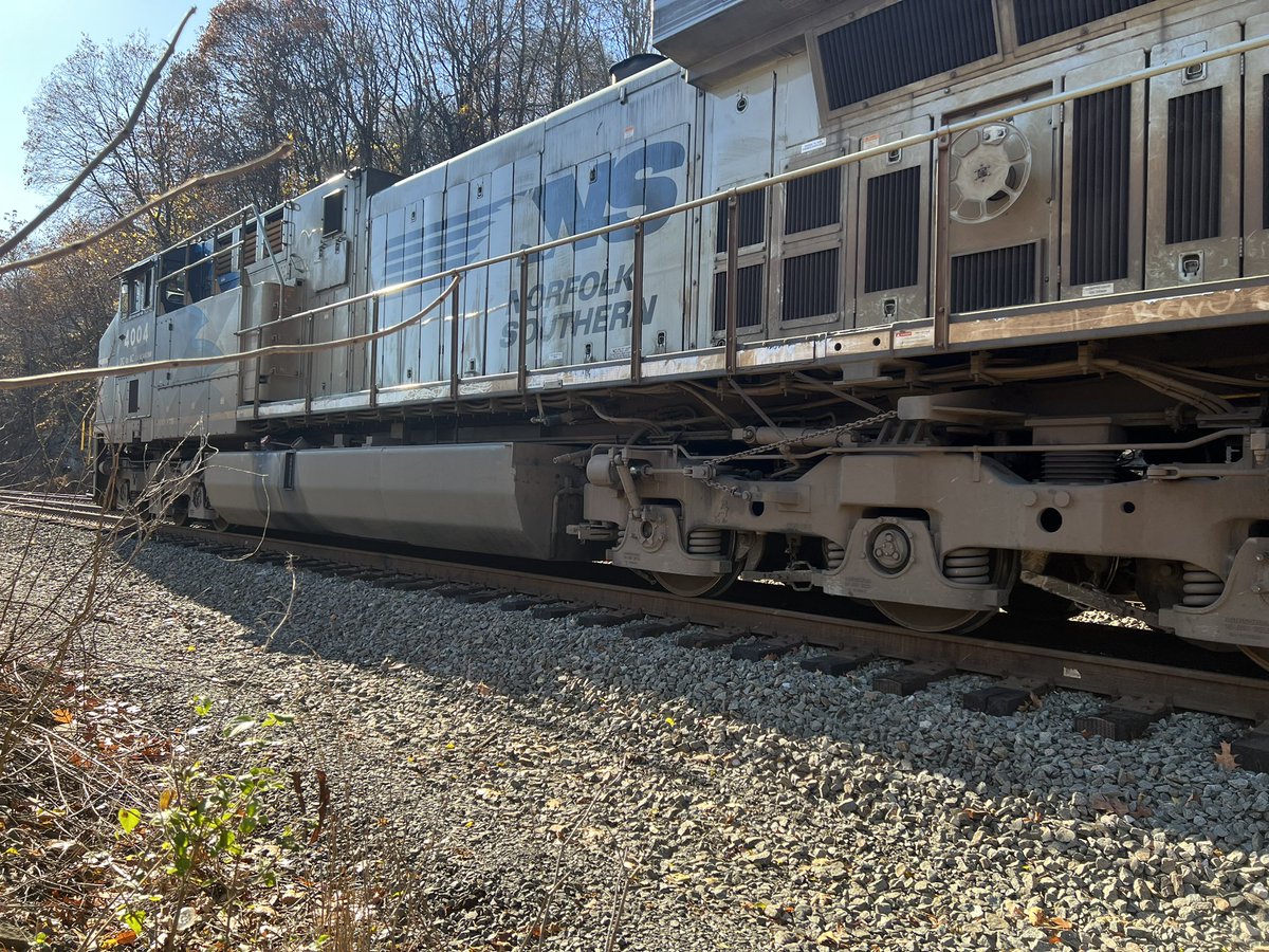 Saw the DC to AC conversion (Black) 4004. Pretty cool photos today. 
#norfolksouthern
#norfolksouthernrailroad
#railroad
#trains
#railfan