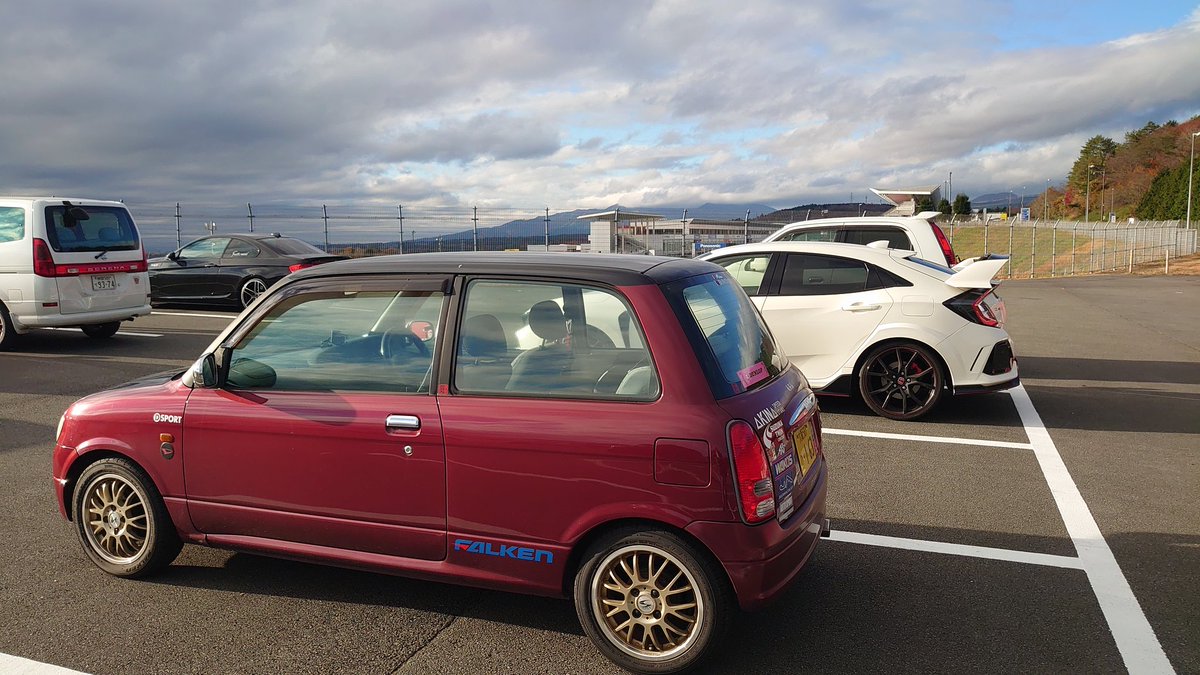 RyouenOshou's tweet photo. はるばる来たぜ👍大阪から❗
鈴鹿2往復分400キロの旅🚘️😅
#富士山 🗻
チョロットは見えた✌️😄
#静岡県 #富士スピードウェイ
#モータースポーツ
#富士チャンピオンレース
#KyojoCup
#LegendsClubCup
出場の皆さんガンバッテ‼️😃📣
軽で長距離も #クルマは楽しいぜ
#盛りアゲるぞモータースポーツ https://t.co/7nXsb7TM3h