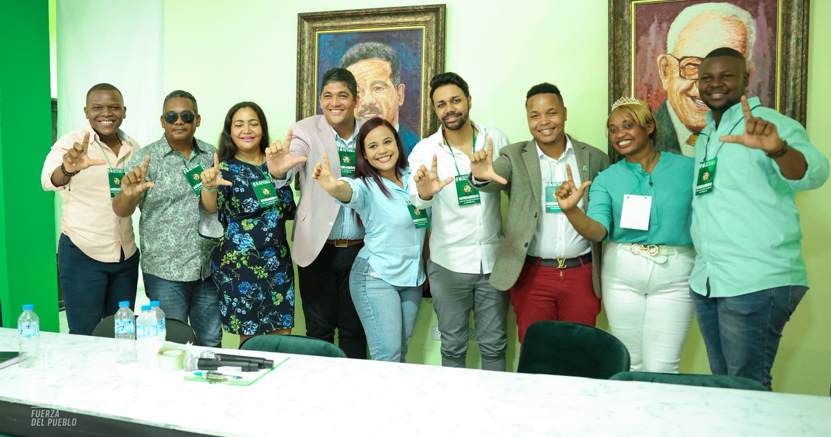 EstebanCharles_'s tweet photo. 1er foro político de la juventud FP. Tratamos temas del cambio climático y como nos afecta de manera directa a la República Dominicana.
@FPcomunica 
@LeonelFernandez 
#CambioClimatico 
#FuerzaDelPueblo https://t.co/ifdUTVv2wz