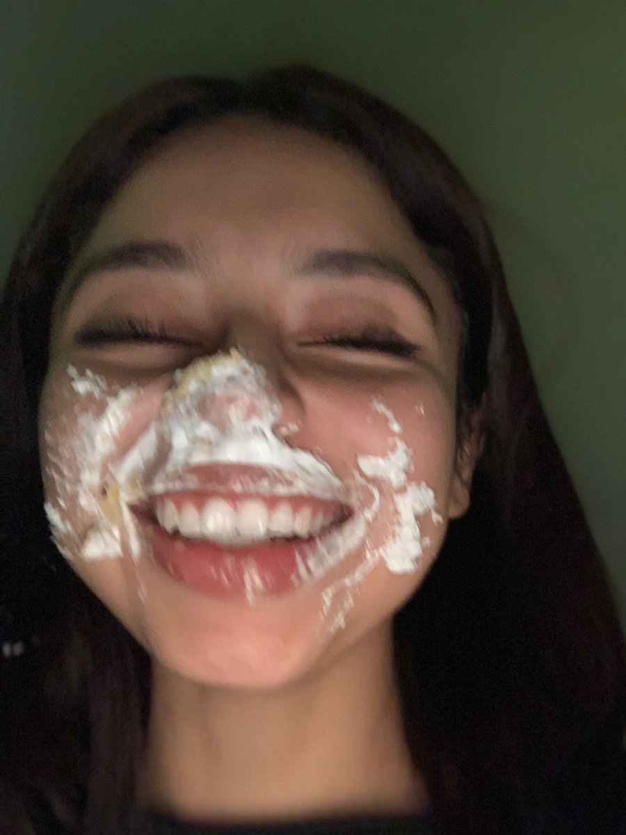 MirandaMarian06's tweet photo. 🎂✨ https://t.co/H8kYATyXfT