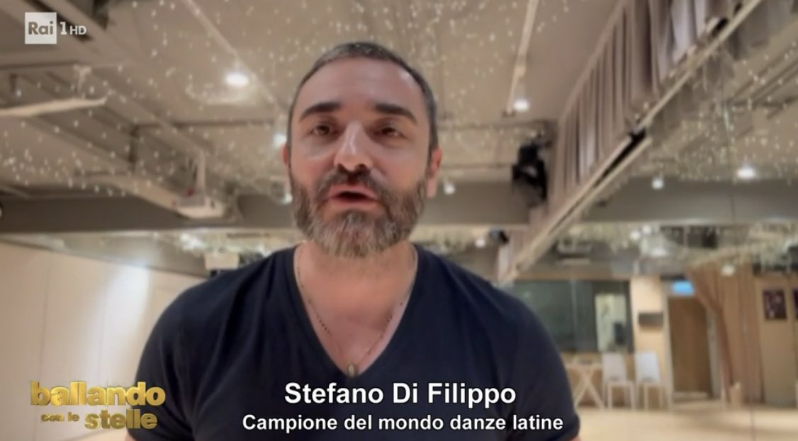 Cinguetterai's tweet image. Il campione mondiale Stefano Di Filippo (ex maestro di Ballando) interviene di sua spontanea volontà per difendere Teo Mammucari dalla giuria.

Zazzaroni: “Stefano è invecchiato malissimo”
Milly: “Che c’entra questo? Stefano ti aspettiamo qui come maestro”

#BallandoConLeStelle