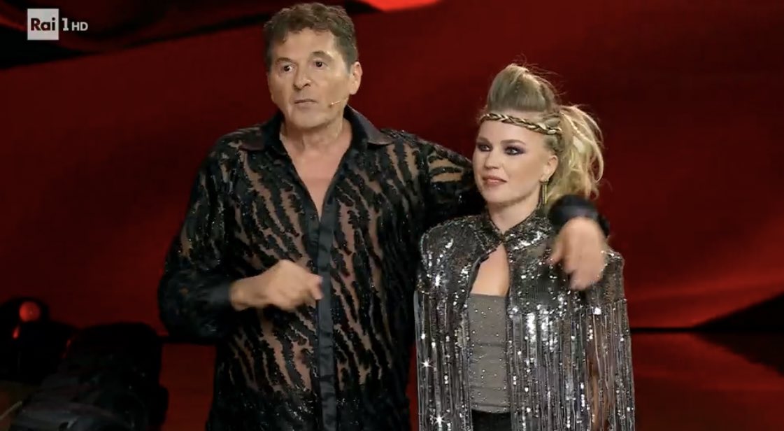 Cinguetterai's tweet image. Il campione mondiale Stefano Di Filippo (ex maestro di Ballando) interviene di sua spontanea volontà per difendere Teo Mammucari dalla giuria.

Zazzaroni: “Stefano è invecchiato malissimo”
Milly: “Che c’entra questo? Stefano ti aspettiamo qui come maestro”

#BallandoConLeStelle