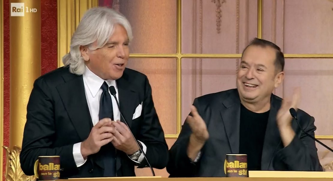 Cinguetterai's tweet image. Il campione mondiale Stefano Di Filippo (ex maestro di Ballando) interviene di sua spontanea volontà per difendere Teo Mammucari dalla giuria.

Zazzaroni: “Stefano è invecchiato malissimo”
Milly: “Che c’entra questo? Stefano ti aspettiamo qui come maestro”

#BallandoConLeStelle