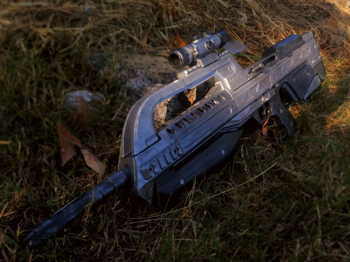 JallerArts's tweet photo. Been holding onto these proyect for a while, and it's finally done. It's always been a dream of mine to have a #Halo BR and I finally have it, I'm absolutely in love with this thing and can't wait to show what else I have in store
#haloart #cosplay #prop #videogame #art #propgun https://t.co/FodHHVZEcj