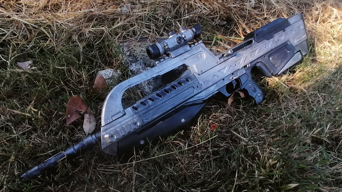 JallerArts's tweet photo. Been holding onto these proyect for a while, and it's finally done. It's always been a dream of mine to have a #Halo BR and I finally have it, I'm absolutely in love with this thing and can't wait to show what else I have in store
#haloart #cosplay #prop #videogame #art #propgun https://t.co/FodHHVZEcj