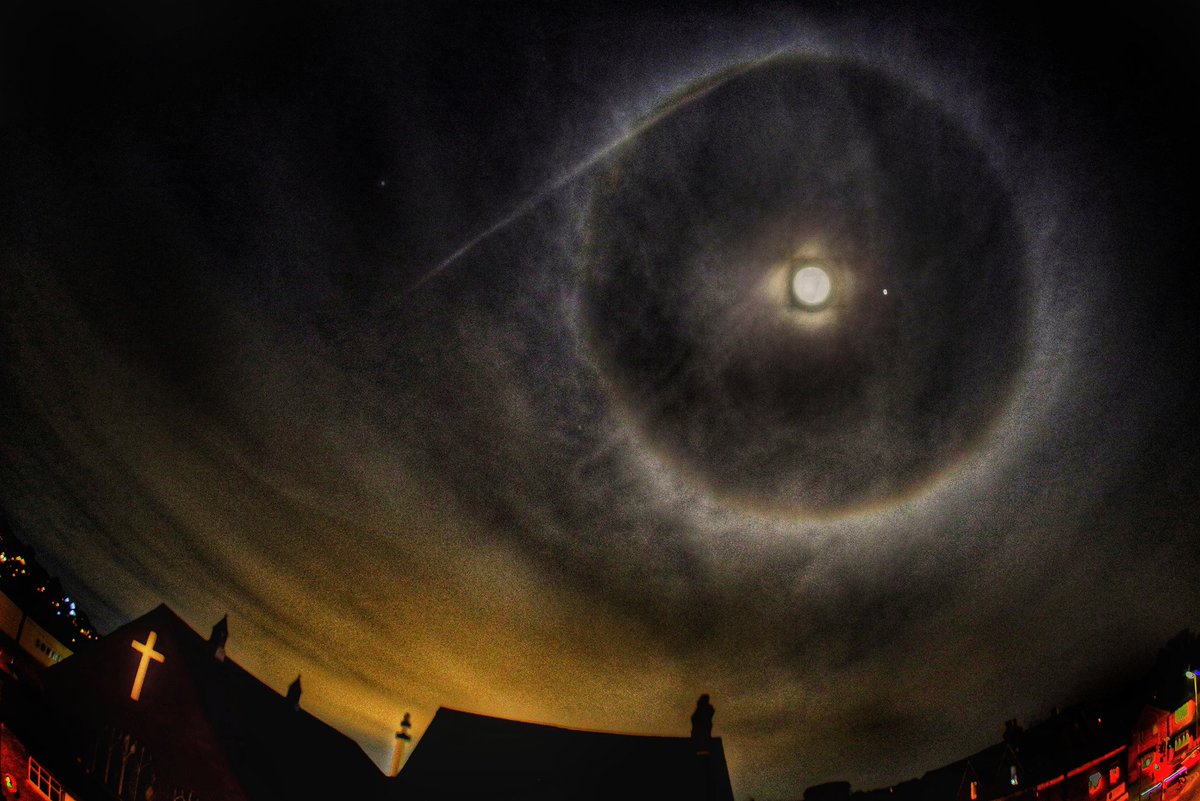 Lunar halo this evening with #Jupiter visible within. #Moon #NightSky #photography #HighWycombe #lunar  #Astrophotography  #SkyatNight