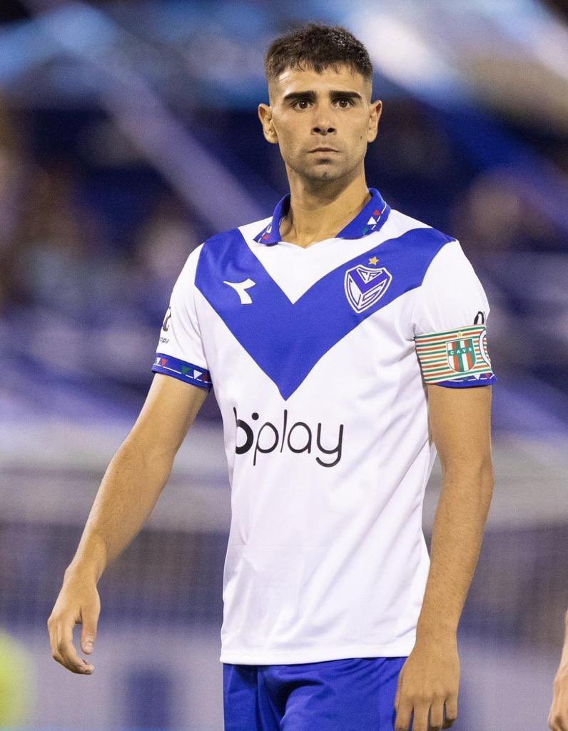 MentalVelez's tweet photo. Se va el Capitán. Bastión de la defensa en estos últimos años llegando a ser uno de los mejores del fútbol argentino que, lamentablemente, quedó pegado a muchas circunstancias creo yo de manera injusta pero celebro que se pueda ir logrando el objetivo de dejar a Vélez en Primera. https://t.co/IMKGIdPZhL