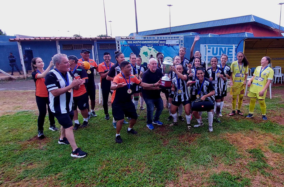 Operario1938's tweet photo. @Operario1938 é Tricampeã Estadual de Futebol 2023

As meninas do Galo fez 4 a 0 no Corumbaense, gols de Natu, Karol e dois da artilheira da competição, Ana Jéssica.

Garantindo a vaga para o Brasileirão da Série A3 novamente.  

Galooooo ⚽️ 🐔 🏆

@CBF_Futebol  @FutebolMS https://t.co/UTCYk6TwHN