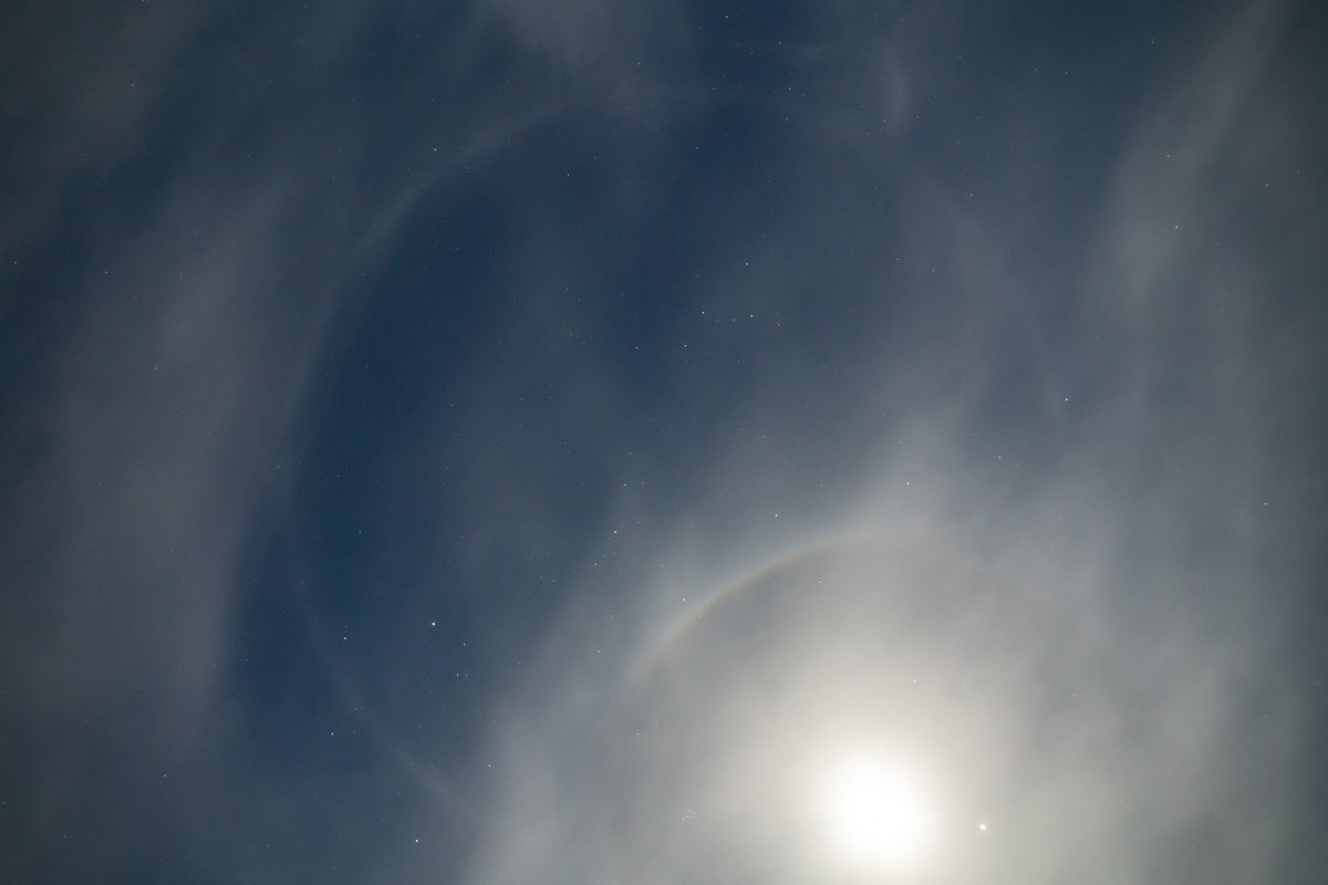 Full paraselenic circle! Shropshire clouds denied me the aurora and vivid lunar halo earlier, but this stunning phenomenon is much rarer 💍🤓💥 #atmosphericoptics #stormhour #loveukweather