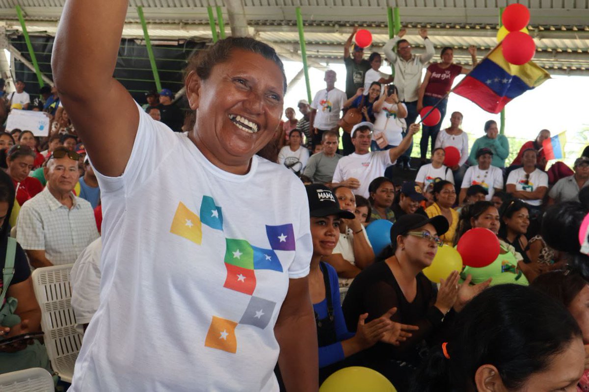 #Barinas | Líderes, Lideresas #CLAP y Cocineras de la Patria con fuerza, gallardía y patriotismo acompañaron al ministro <a href="/LealTelleria/">M/G Carlos Leal Tellería</a> en un emotivo encuentro cargado de amor y compromiso por la defensa del territorio #Esequibo el próximo #3Dic.

#TodosSiPorElE5equibo
#5VecesSí