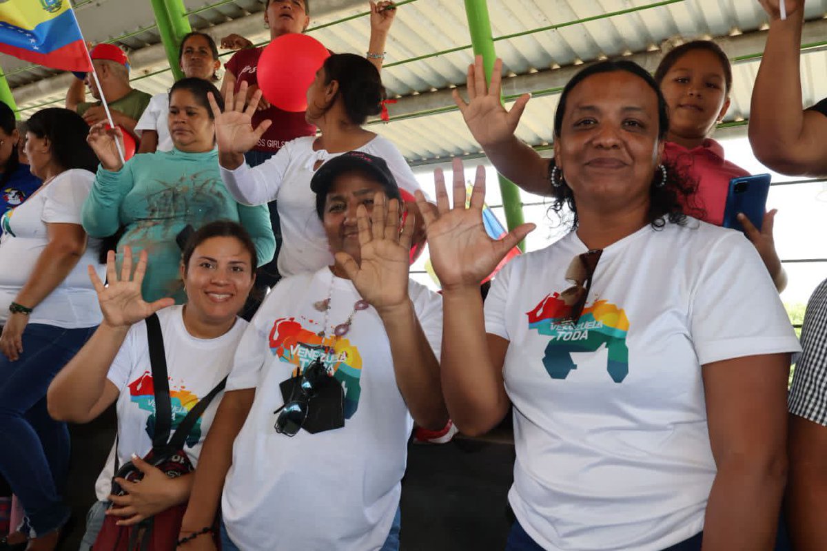 MinAlimenVen's tweet photo. #Barinas | Líderes, Lideresas #CLAP y Cocineras de la Patria con fuerza, gallardía y patriotismo acompañaron al ministro @LealTelleria en un emotivo encuentro cargado de amor y compromiso por la defensa del territorio #Esequibo el próximo #3Dic.

#TodosSiPorElE5equibo
#5VecesSí https://t.co/EYq7xCqUNI