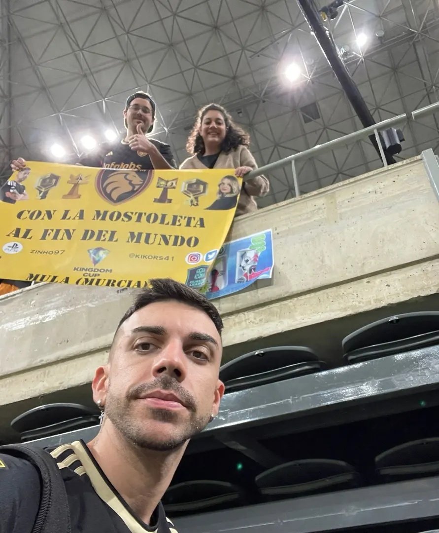 KikoRS41's tweet photo. De nuevo, siguiendo @UltMostoles allá dónde sea,
Madrid, Málaga, Barcelona.. y continuará.
Nunca nos rendimos cuando perdíamos antes y nunca lo haremos.
 Siempre con el espíritu de campeón de La Rosaleda.
Espero que os guste el detalle de regalo @DjMaRiiO @noe9977 https://t.co/6A3PuZ76Rb