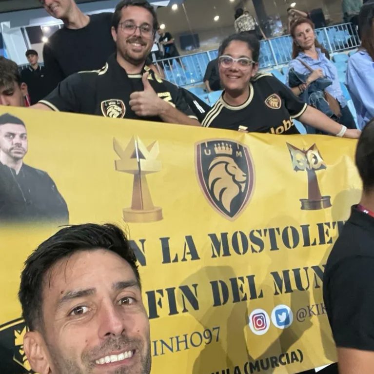 KikoRS41's tweet photo. De nuevo, siguiendo @UltMostoles allá dónde sea,
Madrid, Málaga, Barcelona.. y continuará.
Nunca nos rendimos cuando perdíamos antes y nunca lo haremos.
 Siempre con el espíritu de campeón de La Rosaleda.
Espero que os guste el detalle de regalo @DjMaRiiO @noe9977 https://t.co/6A3PuZ76Rb