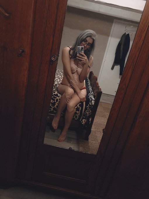 Est-ce suffisamment tard pour publier cette photo ? Bonne nuit X https://t.co/PvJGsMRsla<a href="/tag/tittytuesday"class="tags"><span>#tittytuesday</span></a>