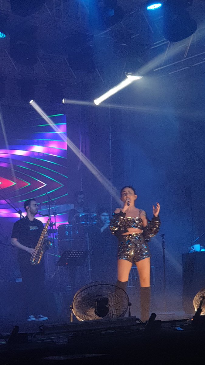 secrettizmir's tweet photo. Melek Mosso konser https://t.co/5IFKcmC3TZ