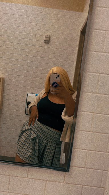 im so fucking hot oh my god, no wonder you goons pay me.   &bull; findom finD finsub beta simp goon paypig