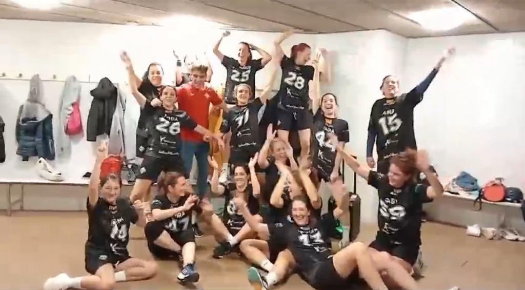 H_Poblenou's tweet photo. MÀSTER FEMENÍ | Gran tarda a @NovaIcaria 👉🏼 Amistós vs @hstcugat acabat en victòria per les nostres 15-12 i amb molt bon ambient dins i fora de la pista 😍 Partit coincidint amb el #25N a favor d’un esport segur i digne per a dones i homes 💜 ORGULL DE CLUB 🤍🖤

@FedCatHandbol https://t.co/dRDLJNpTOc