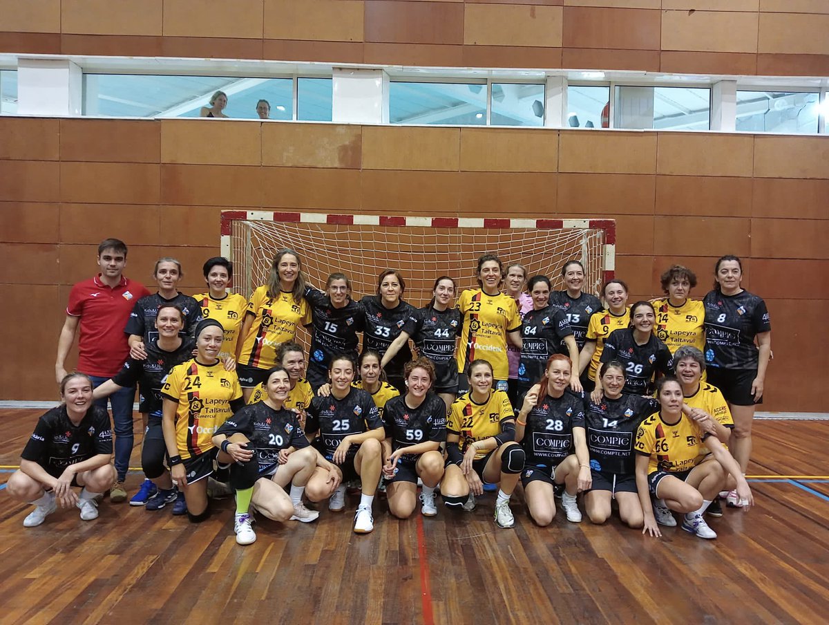 H_Poblenou's tweet photo. MÀSTER FEMENÍ | Gran tarda a @NovaIcaria 👉🏼 Amistós vs @hstcugat acabat en victòria per les nostres 15-12 i amb molt bon ambient dins i fora de la pista 😍 Partit coincidint amb el #25N a favor d’un esport segur i digne per a dones i homes 💜 ORGULL DE CLUB 🤍🖤

@FedCatHandbol https://t.co/dRDLJNpTOc