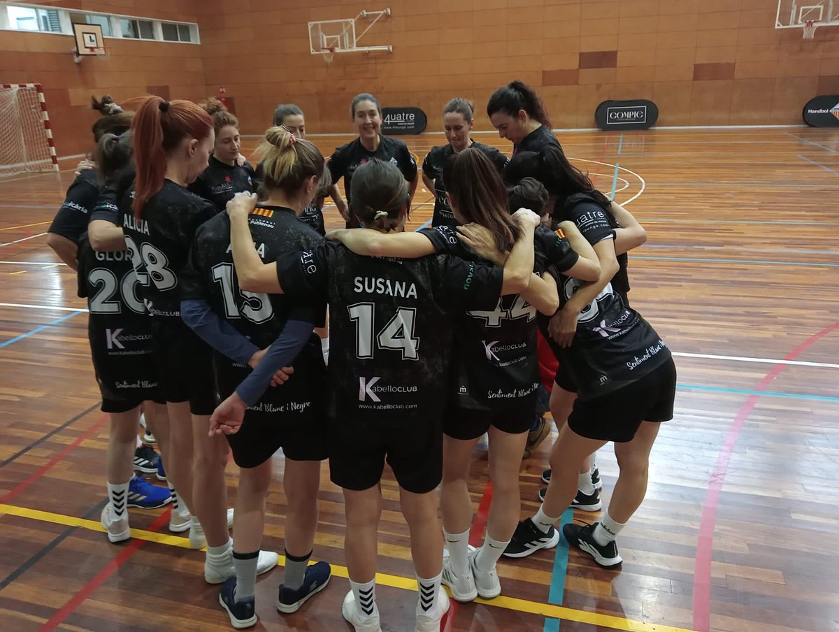 H_Poblenou's tweet photo. MÀSTER FEMENÍ | Gran tarda a @NovaIcaria 👉🏼 Amistós vs @hstcugat acabat en victòria per les nostres 15-12 i amb molt bon ambient dins i fora de la pista 😍 Partit coincidint amb el #25N a favor d’un esport segur i digne per a dones i homes 💜 ORGULL DE CLUB 🤍🖤

@FedCatHandbol https://t.co/dRDLJNpTOc