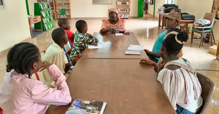 AF_Ngaoundere's tweet photo. 🚩 ATELIER  NUMÉRIQUE

Tata Aïcha et ses enfants ont inauguré les premières tablettes de l' Alliance Française De Ngaoundere qui ont pour but d'initier les enfants aux activités numériques.

Nous débutons avec WAKATOON, qui offre des activités éducatives et créatives.

@AfGaroua https://t.co/v3Qc0wZjTD