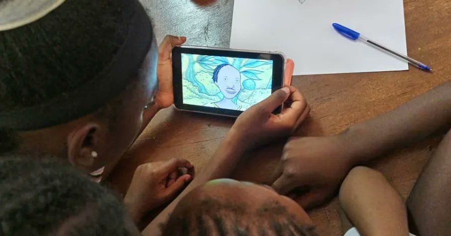 AF_Ngaoundere's tweet photo. 🚩 ATELIER  NUMÉRIQUE

Tata Aïcha et ses enfants ont inauguré les premières tablettes de l' Alliance Française De Ngaoundere qui ont pour but d'initier les enfants aux activités numériques.

Nous débutons avec WAKATOON, qui offre des activités éducatives et créatives.

@AfGaroua https://t.co/v3Qc0wZjTD