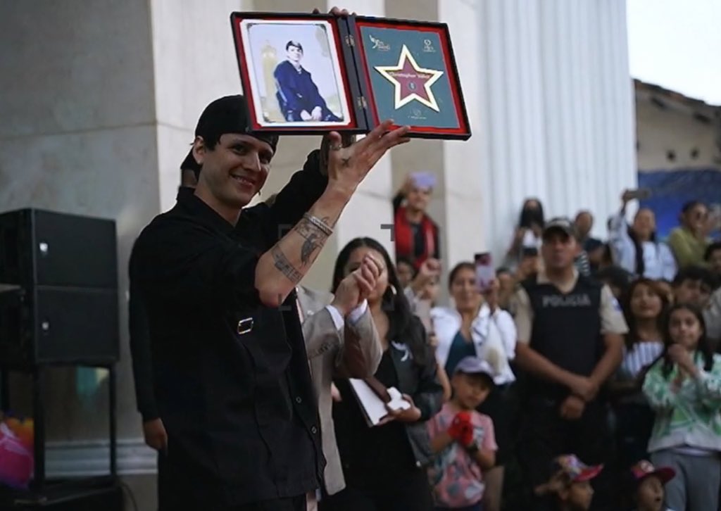 velezpeace's tweet photo. LO FELIZ QUE ESTÁ 🥹

WE PROUD OF YOU CHRIS https://t.co/ZDf1N8iUFH