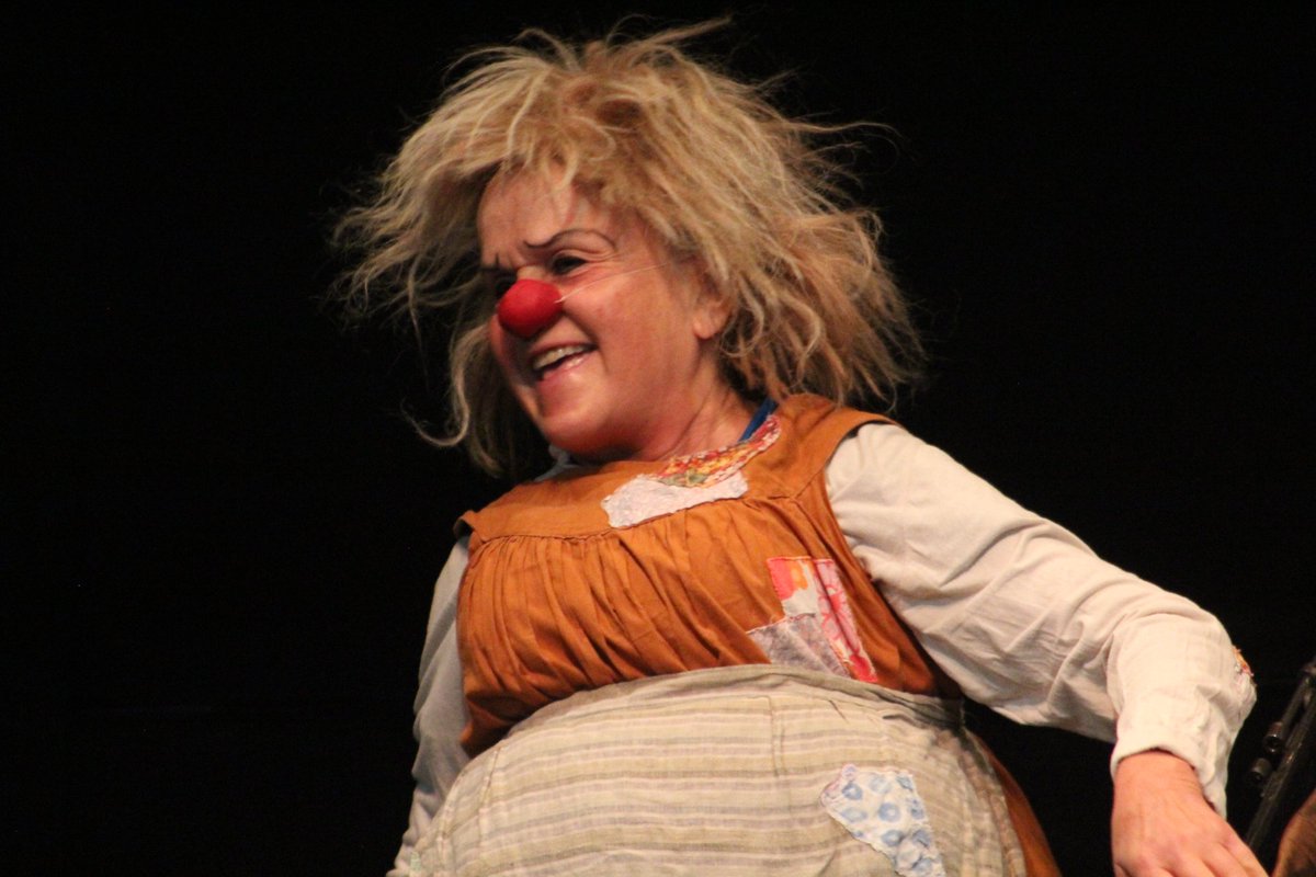 HomoEspacios's tweet photo. 🤡 La clown suiza #GardiHutter reventó el 10. ° @EncuentroClown_, demostró con el espectáculo #GaiaGaudi y compañía, porque es considerada una de las mejores en su quehacer artístico del mundo. Misma que se encargará de la clausura en el @Helenico este 26 de noviembre. https://t.co/6pyX3waCKQ