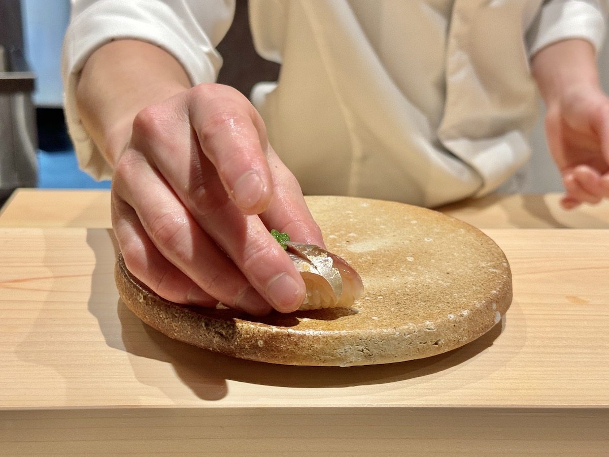 kichifan's tweet photo. 伝統と革新が融合した美食体験…全然予約が取れない吉祥寺の新店【鮨 富かわ】他には真似できないような進化鮨スタイルを1万円前半台で。
店内は和の趣を湛えつつモダンで、ワンランク上の高級感が漂う。完全予約制で18時開始の一回転のみ。驚いたのは、バターを塗って焼いた食パンにあん肝をのせた https://t.co/Z1m8HWG4AE