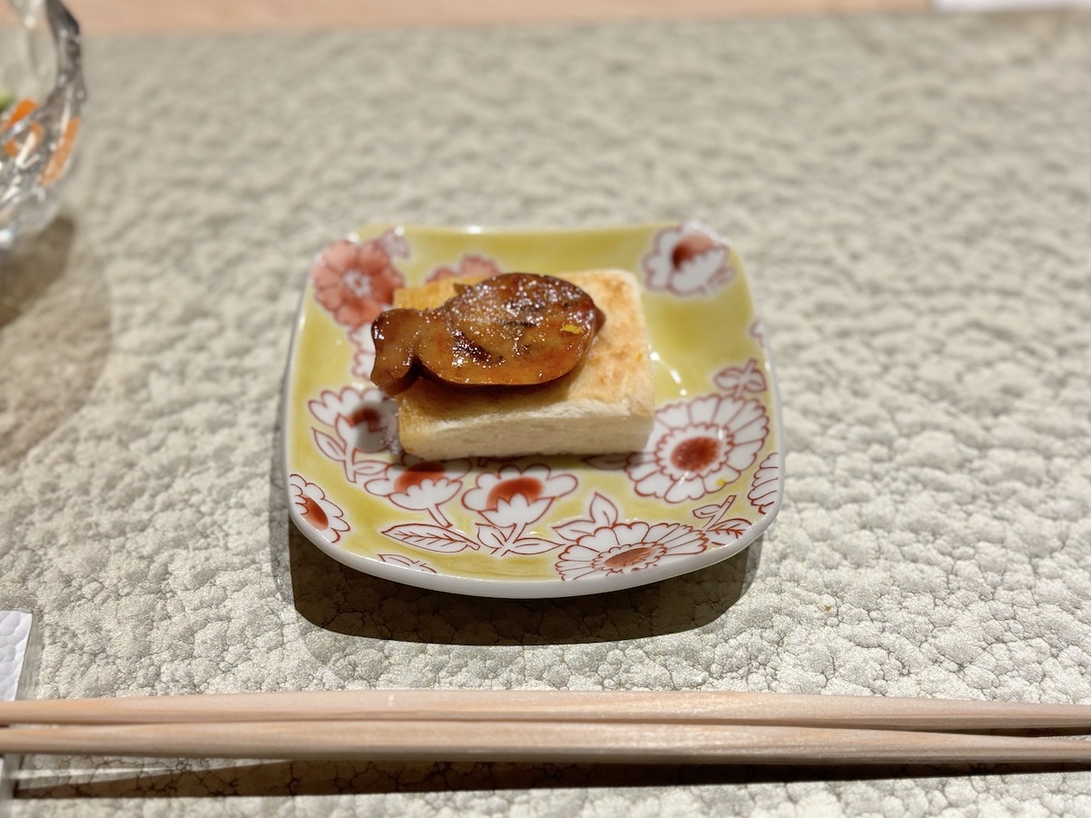 kichifan's tweet photo. 伝統と革新が融合した美食体験…全然予約が取れない吉祥寺の新店【鮨 富かわ】他には真似できないような進化鮨スタイルを1万円前半台で。
店内は和の趣を湛えつつモダンで、ワンランク上の高級感が漂う。完全予約制で18時開始の一回転のみ。驚いたのは、バターを塗って焼いた食パンにあん肝をのせた https://t.co/Z1m8HWG4AE
