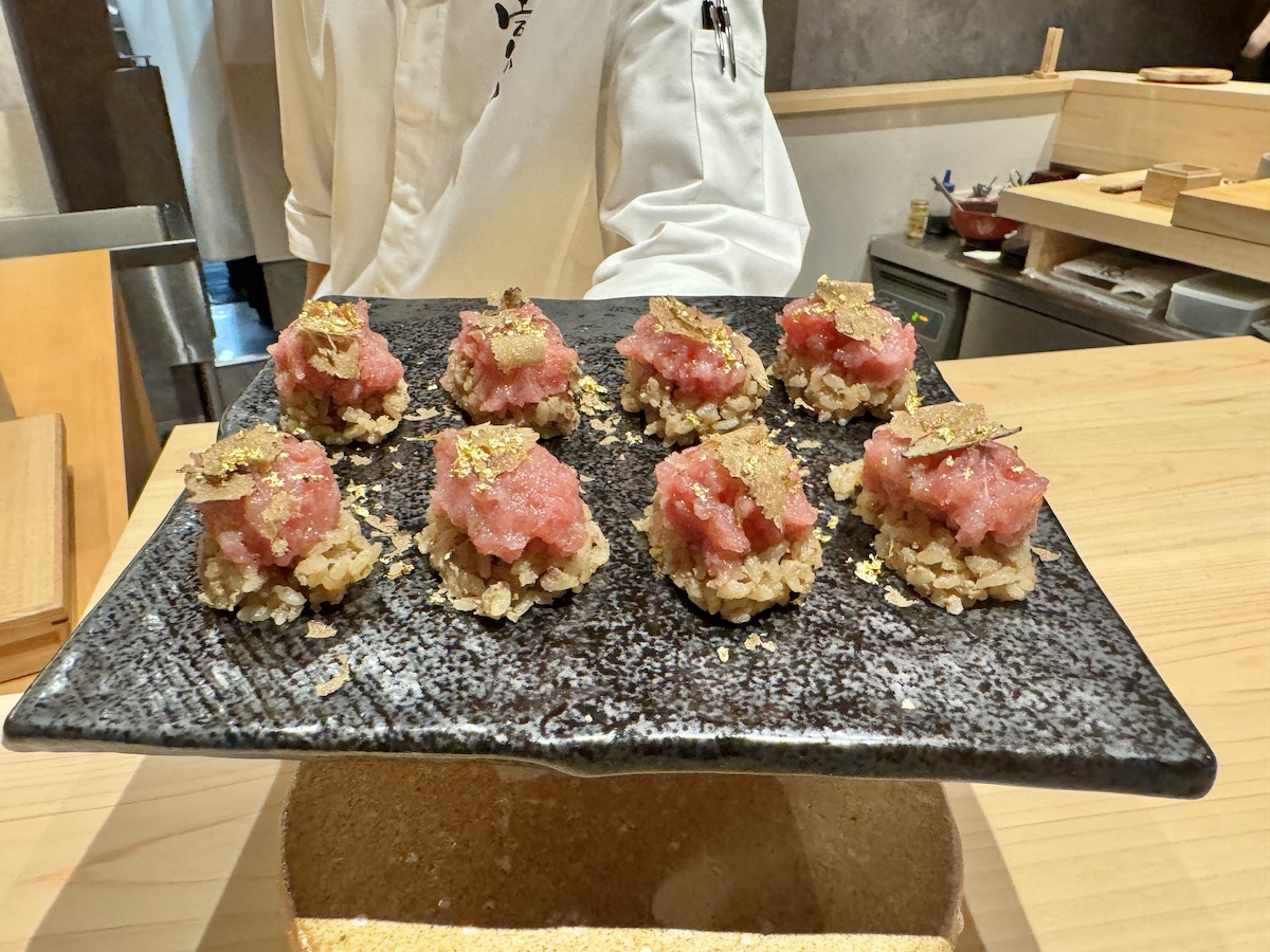 kichifan's tweet photo. 伝統と革新が融合した美食体験…全然予約が取れない吉祥寺の新店【鮨 富かわ】他には真似できないような進化鮨スタイルを1万円前半台で。
店内は和の趣を湛えつつモダンで、ワンランク上の高級感が漂う。完全予約制で18時開始の一回転のみ。驚いたのは、バターを塗って焼いた食パンにあん肝をのせた https://t.co/Z1m8HWG4AE