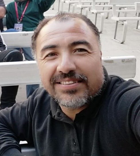 risopulos's tweet photo. Alejandro Malet, un compañero de las comunicaciones, profesional y generoso, partió muy pronto. Es triste porque dio una dura batalla, pero nos deja grandes lecciones de humildad y compañerismo. https://t.co/as6VYvqCCq