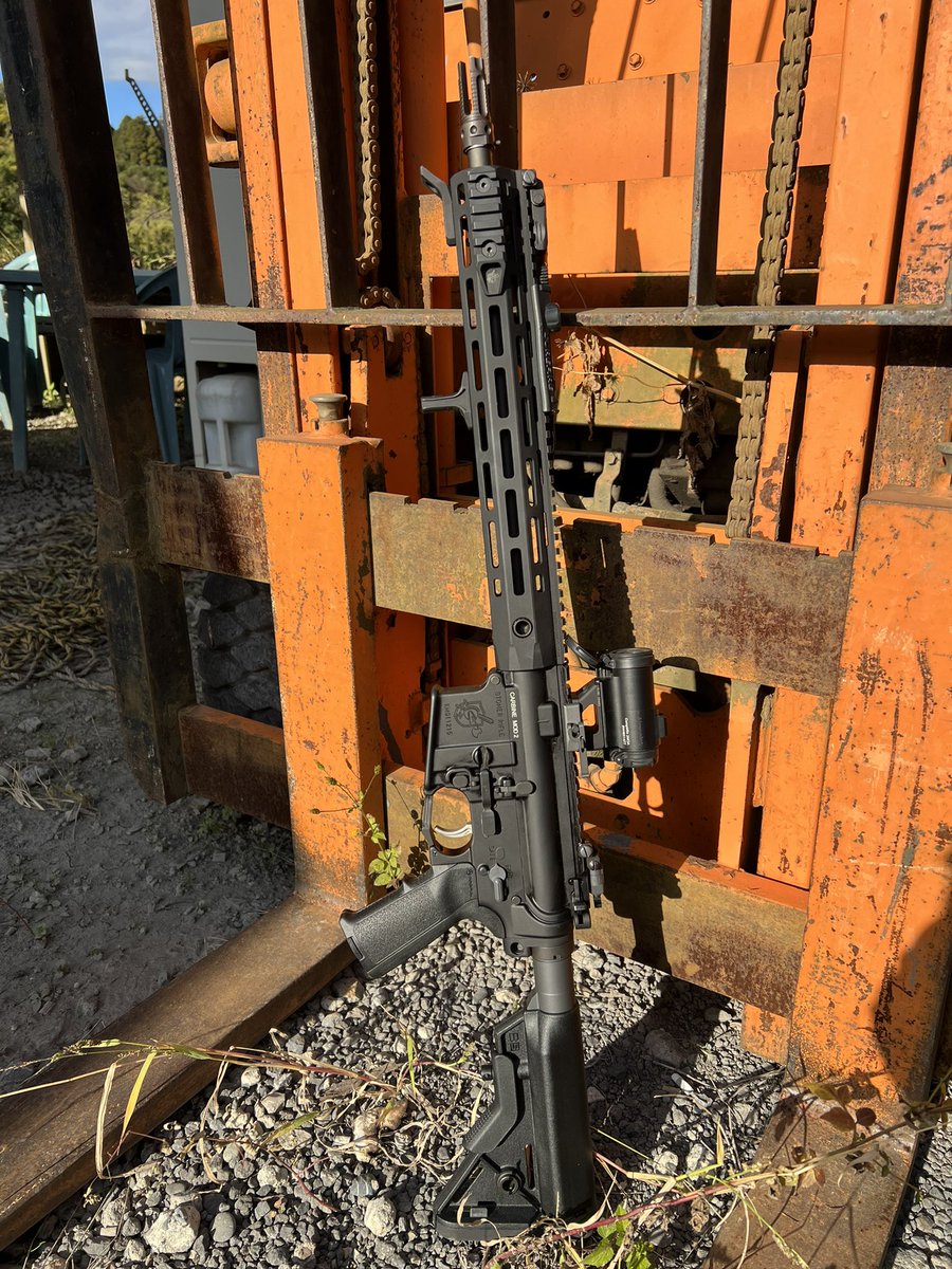 sandan_custom's tweet photo. NBORDE SR-15 E3 MOD2
友人の物と一緒に速攻で組んで頂きました。
今まで出たE3レシーバーとは比較にならないレベルの完成度です。しかも刻印の位置や番号などの細かい調整をして頂いて非常に感謝しております😭
実パモリモリなせいで価格がヤバいですが満足度もヤバい😆(語彙力
#NBORDE
#PTW
#SR15E3 https://t.co/NSChnHYvnw